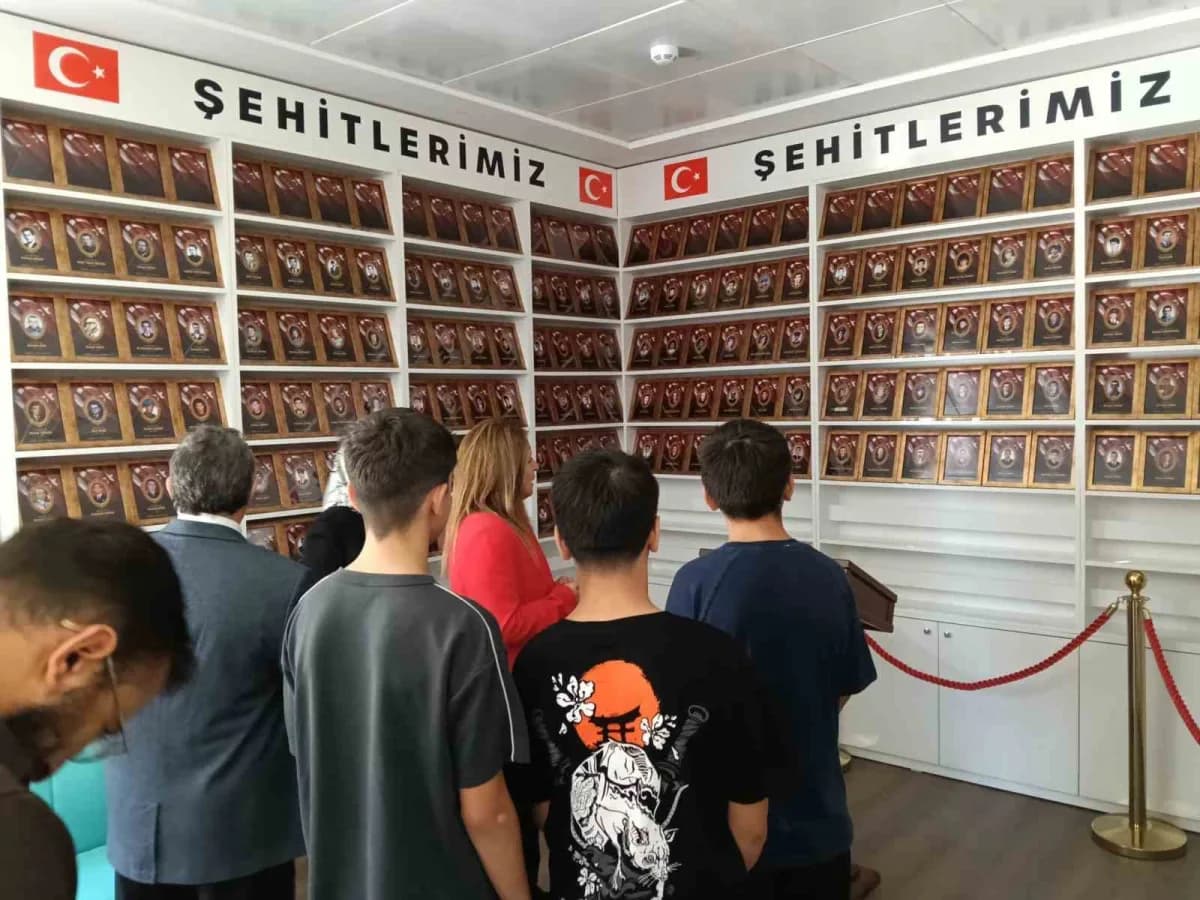 Eskişehir'de 19 Eylül Gaziler Günü dolayısıyla koruma ve bakım altında bulunan çocuklar, gazi derneklerini ziyaret edere