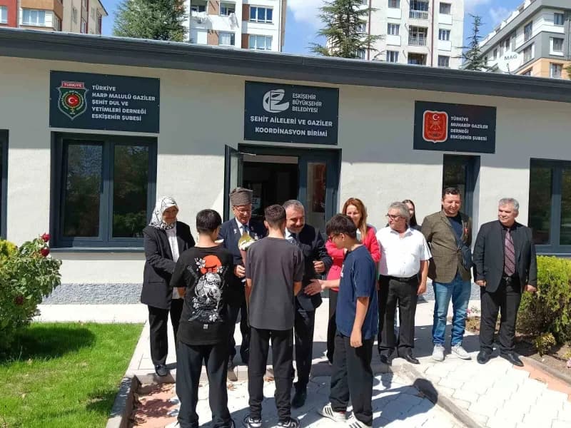 Eskişehir'de 19 Eylül Gaziler Günü dolayısıyla koruma ve bakım altında bulunan çocuklar, gazi derneklerini ziyaret edere