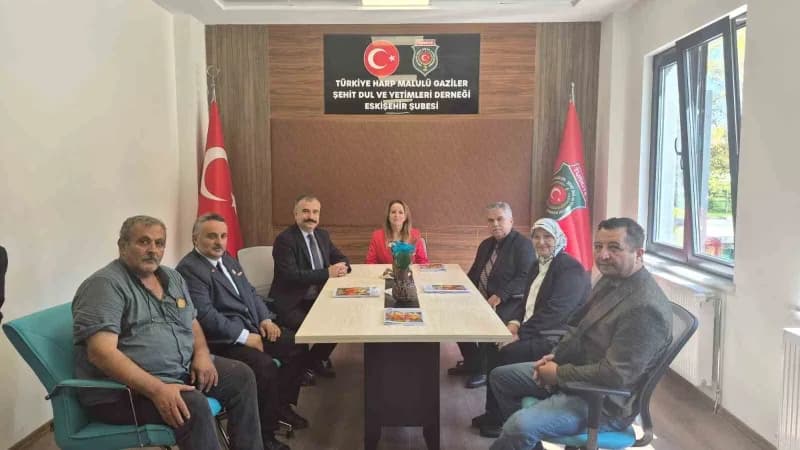 Eskişehir Aile ve Sosyal Hizmetler İl Müdürü Orhan Bayrak ve beraberindeki Şehit Yakınları ve Gazi Hizmetleri Birimi eki