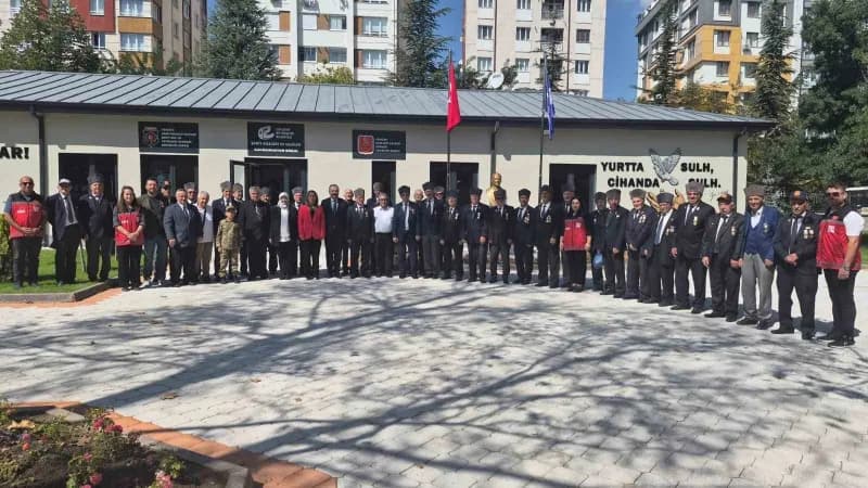 Eskişehir Aile ve Sosyal Hizmetler İl Müdürü Orhan Bayrak ve beraberindeki Şehit Yakınları ve Gazi Hizmetleri Birimi eki