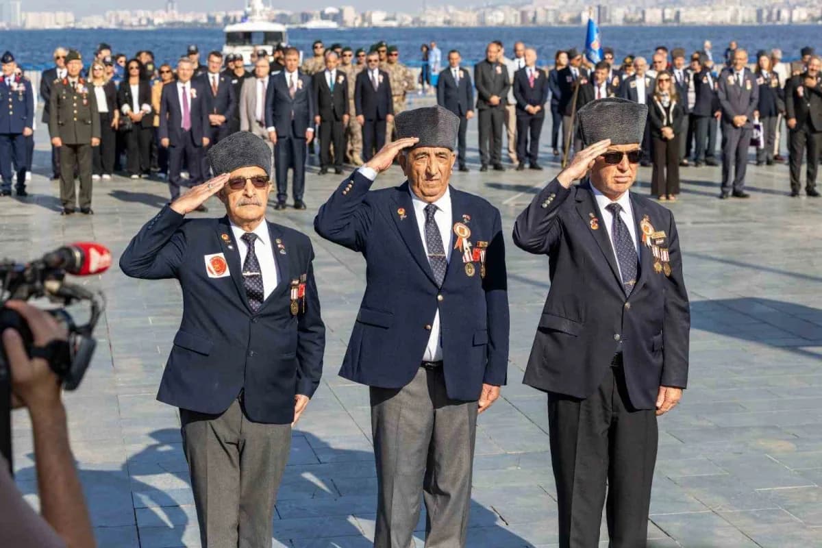 İzmir Cumhuriyet Meydanı'nda 19 Eylül Gaziler Günü töreni sırasında Atatürk Anıtı önünde çelenk sunumu