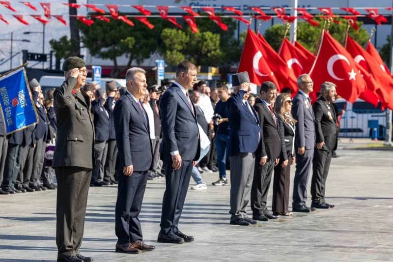 19 Eylül Gaziler Günü, İzmir Cumhuriyet Meydanı’nda düzenlenen törenle kutlandı.
