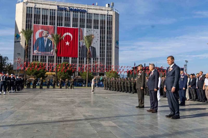 19 Eylül Gaziler Günü, İzmir Cumhuriyet Meydanı’nda düzenlenen törenle kutlandı.