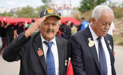 Kırıkkale'de 19 Eylül Gaziler Günü töreninde gençler ve protokol üyeleri şehit mezarlarına karanfil bırakıyor