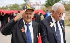 Kırıkkale'de 19 Eylül Gaziler Günü töreninde gençler ve protokol üyeleri şehit mezarlarına karanfil bırakıyor