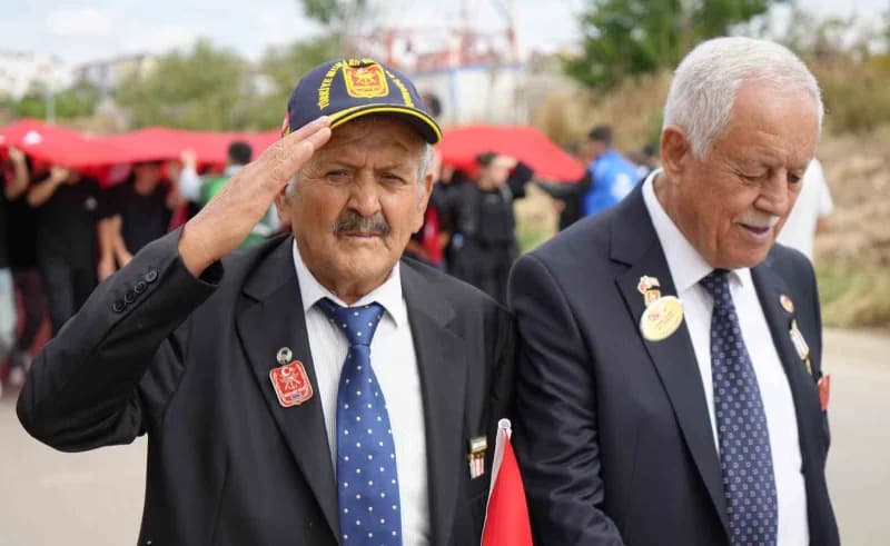 Kırıkkale'de 19 Eylül Gaziler Günü töreninde gençler ve protokol üyeleri şehit mezarlarına karanfil bırakıyor