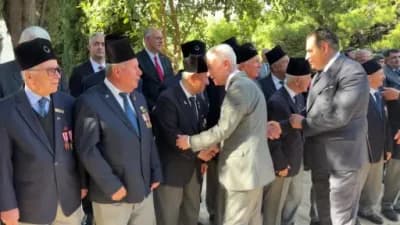 Kırıkkale'de 19 Eylül Gaziler Günü töreninde gençler ve protokol üyeleri şehit mezarlarına karanfil bırakıyor