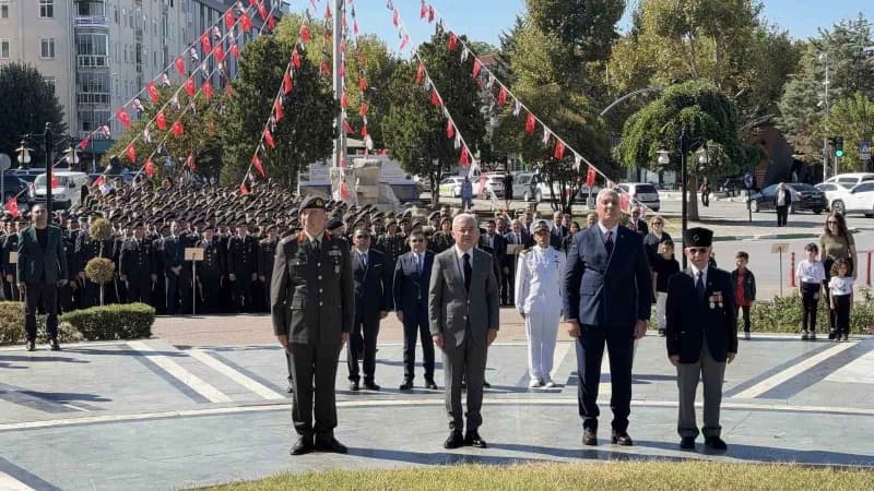 Şehitlikteki programın ardından tören, Kırklareli Özgürlük ve Demokrasi Meydanı’nda devam etti. Burada düzenlenen törend