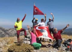 Muğla Ayıçtu Zirvesi’nde Gaziler Günü anısına Türk bayrağı göndere çekildi
