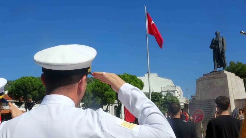 Muğla Cumhuriyet Meydanı'nda 19 Eylül Gaziler Günü dolayısıyla çelenk sunma töreni düzenlendi.