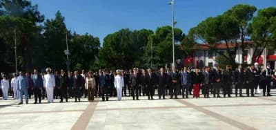 Muğla Cumhuriyet Meydanı’nda 19 Eylül Gaziler Günü töreninde Atatürk Anıtı’na çelenk sunulması
