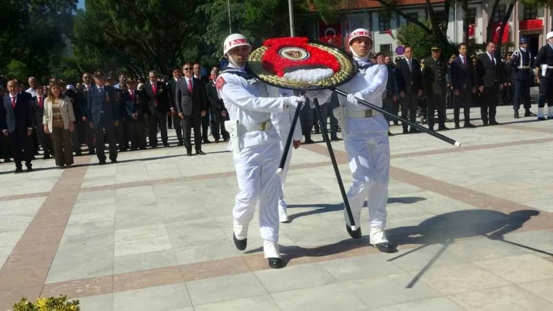 Muğla Cumhuriyet Meydanı'nda 19 Eylül Gaziler Günü dolayısıyla çelenk sunma töreni düzenlendi.