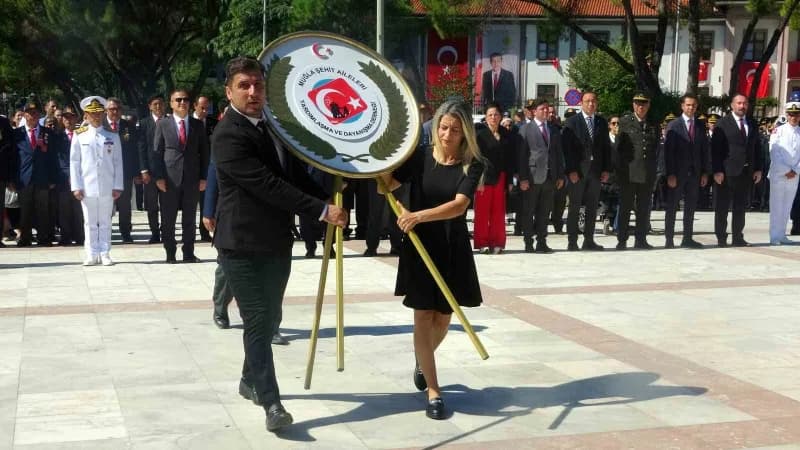 Muğla Cumhuriyet Meydanı'nda 19 Eylül Gaziler Günü dolayısıyla çelenk sunma töreni düzenlendi.