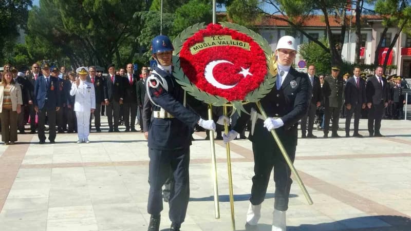 Muğla Cumhuriyet Meydanı'nda 19 Eylül Gaziler Günü dolayısıyla çelenk sunma töreni düzenlendi.