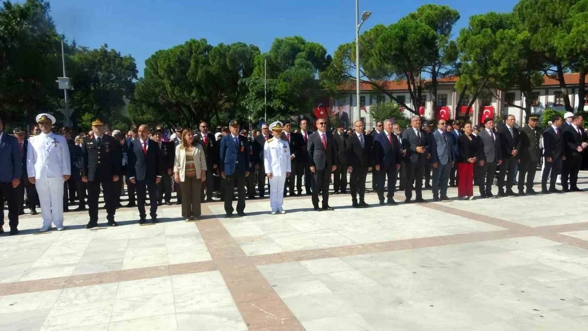 Muğla Cumhuriyet Meydanı'nda 19 Eylül Gaziler Günü dolayısıyla çelenk sunma töreni düzenlendi.
