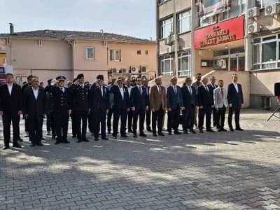 Orhaneli Hükümet binası önünde düzenlenen Gaziler Günü töreninden bir kare