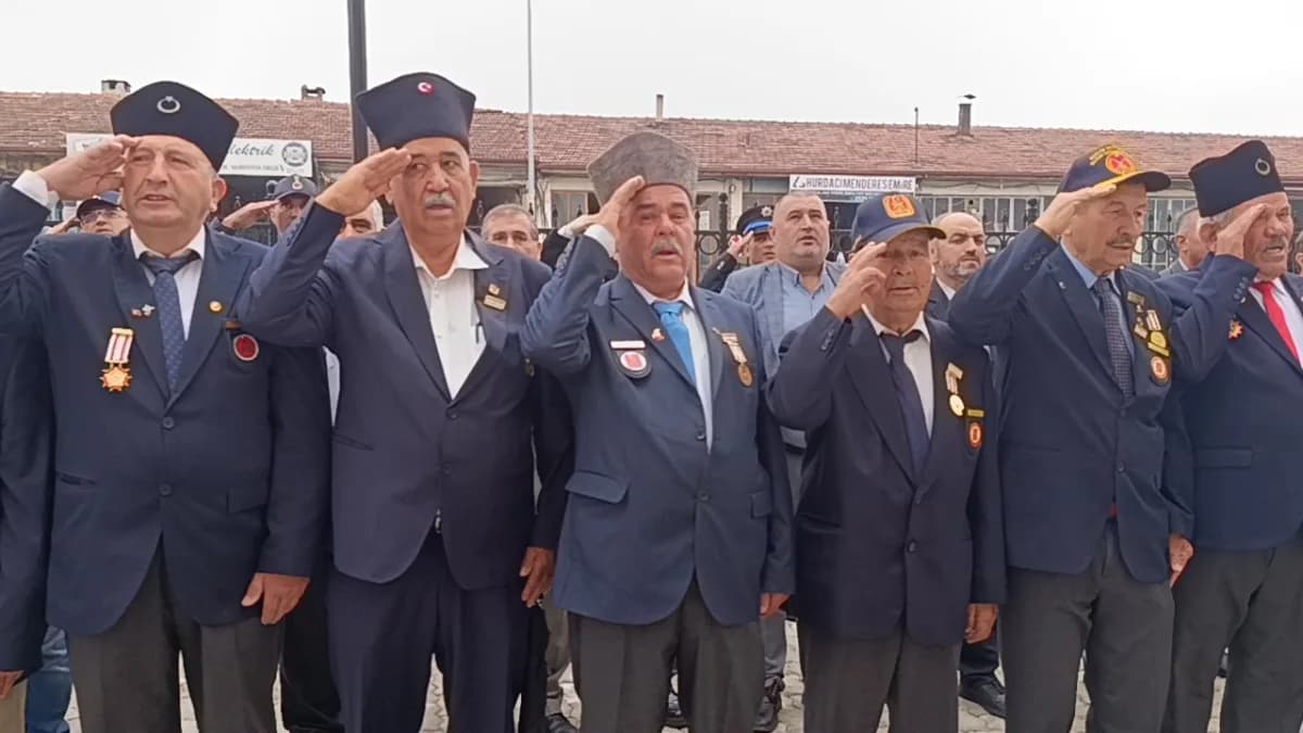 Pazaryeri’nde 19 Eylül Gaziler Günü töreninde Atatürk Anıtı önünde çelenk sunumu ve katılımcılar