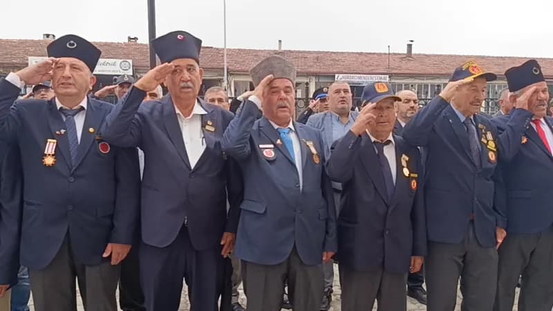 Pazaryeri’nde 19 Eylül Gaziler Günü töreninde Atatürk Anıtı önünde çelenk sunumu ve katılımcılar