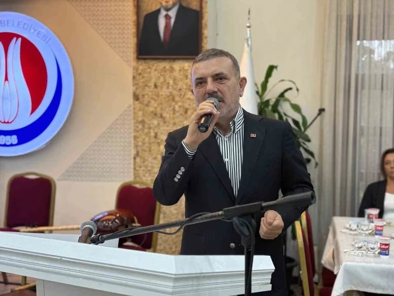 Sincan Belediyesi Gaziler Günü yemek programında Başkan Murat Ercan gazilerle sohbet ediyor