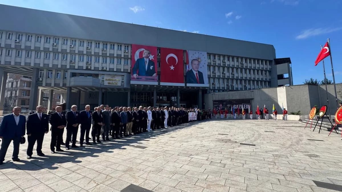 Zonguldak’ta 19 Eylül Gaziler Günü dolayısıyla Atatürk Anıtı’nda tören düzenlendi. Programda anıta çelenk sunulurken, sa
