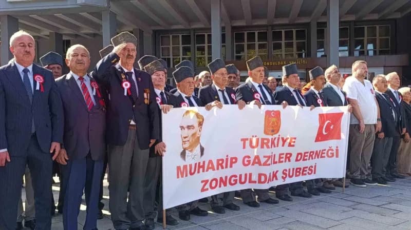 Zonguldak’ta 19 Eylül Gaziler Günü dolayısıyla Atatürk Anıtı’nda tören düzenlendi. Programda anıta çelenk sunulurken, sa
