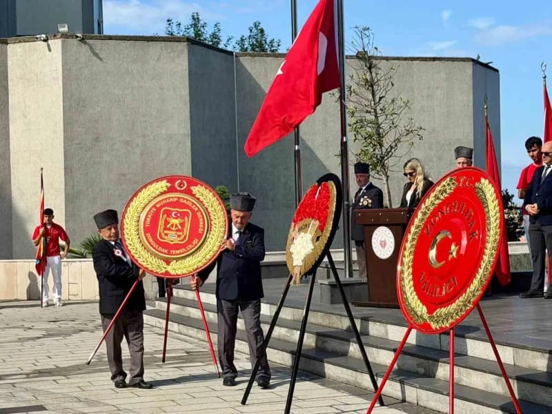Zonguldak’ta 19 Eylül Gaziler Günü dolayısıyla Atatürk Anıtı’nda tören düzenlendi. Programda anıta çelenk sunulurken, sa