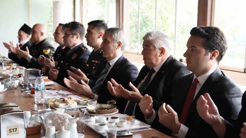 Beypazarı'nda Gaziler Haftası kapsamında Atatürk Anıtı'na çelenk sunma töreni ve protokol üyeleri ile gazilerin buluşmas