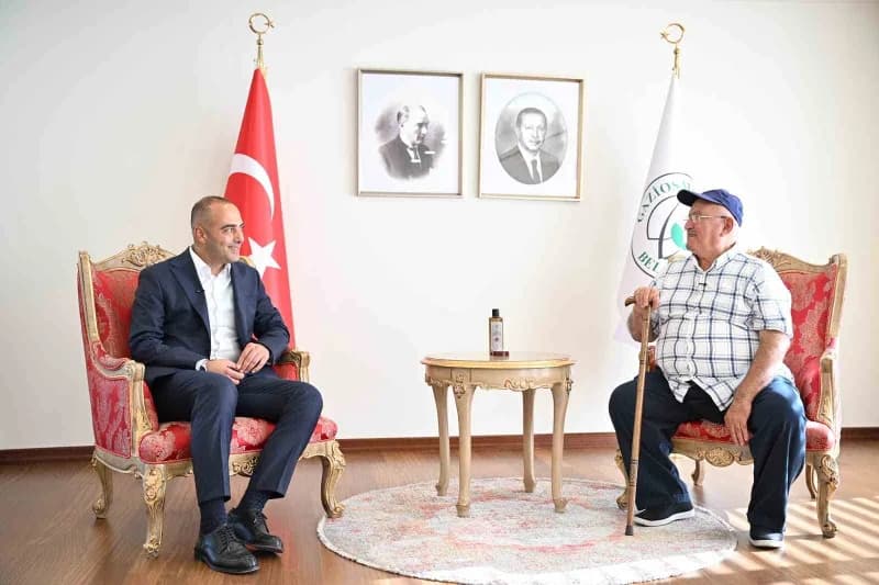 Tapu teslim sürecini başlatan Gaziosmanpaşa Belediye Başkan Vekili Av. Eray Karadeniz, ilk tapuyu 40 yıldır bekleyen Hüs