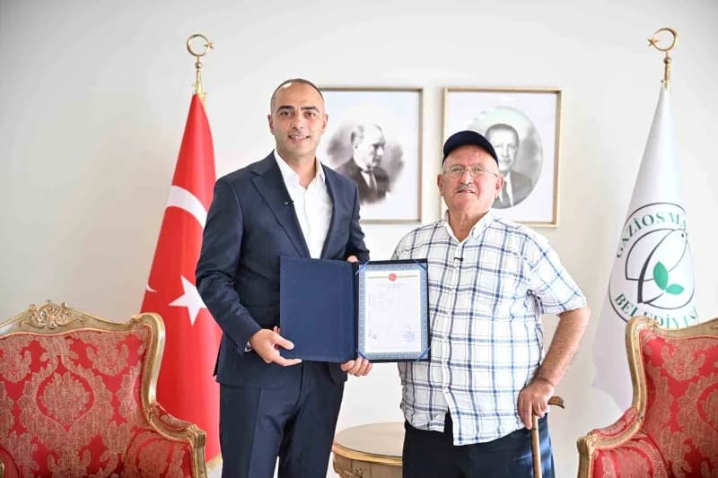 Tapu teslim sürecini başlatan Gaziosmanpaşa Belediye Başkan Vekili Av. Eray Karadeniz, ilk tapuyu 40 yıldır bekleyen Hüs