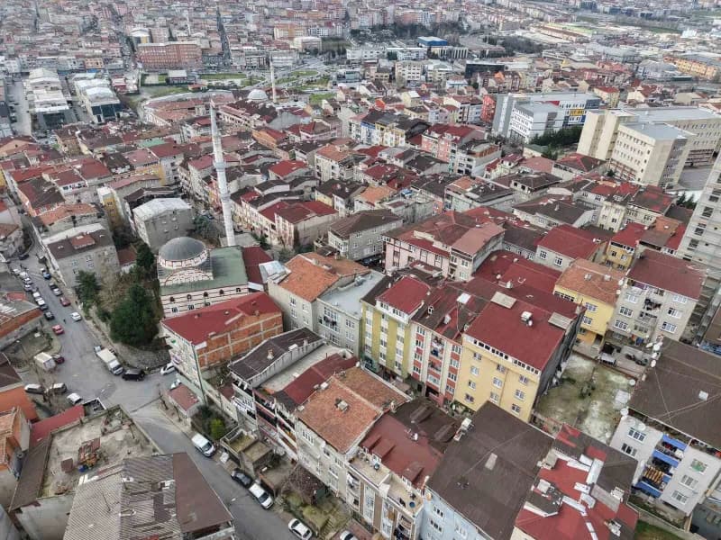 Gaziosmanpaşa Karayolları Mahallesi’nde tapu teslim töreninde Belediye Başkan Vekili Eray Karadeniz ve hak sahibi Hüseyi