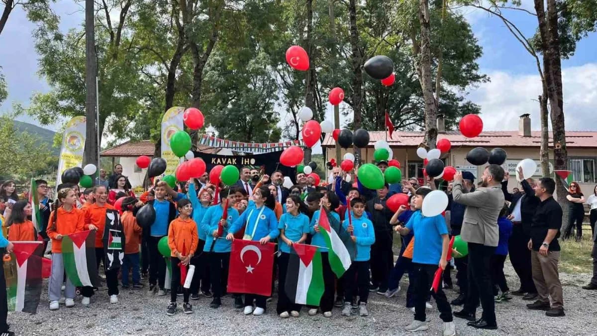 Samsun Kavak'ta Gazze çocukları için gökyüzüne bırakılan renkli uçurtmalar