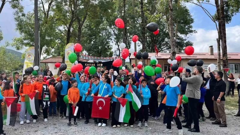 Samsun Kavak'ta Gazze çocukları için gökyüzüne bırakılan renkli uçurtmalar