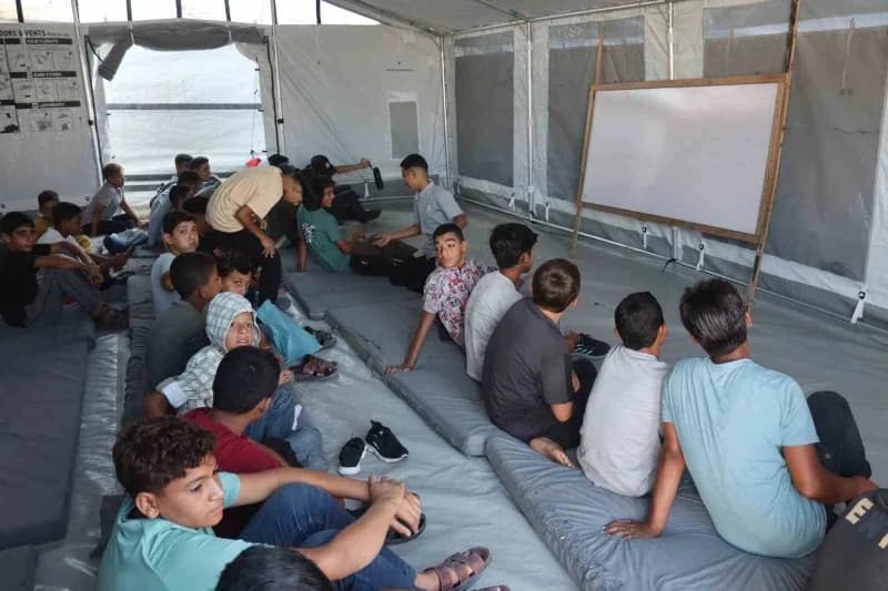 Gazze Şeridi'ndeki yaklaşık 541 bin öğrenci, İsrail'in saldırıları nedeniyle 3 yıl aradan sonra 2026-2027 eğitim öğretim