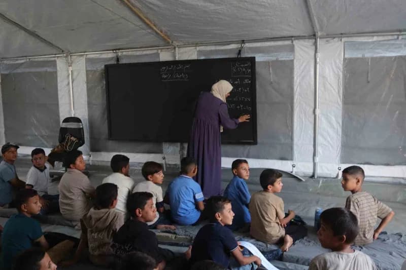 Gazze Şeridi'ndeki yaklaşık 541 bin öğrenci, İsrail'in saldırıları nedeniyle 3 yıl aradan sonra 2026-2027 eğitim öğretim