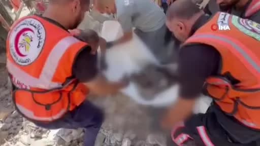 Gazze Al-Daraj bölgesinde İsrail saldırıları sonucu yıkılan evin enkazından çıkarılan Filistinli cesetleri
