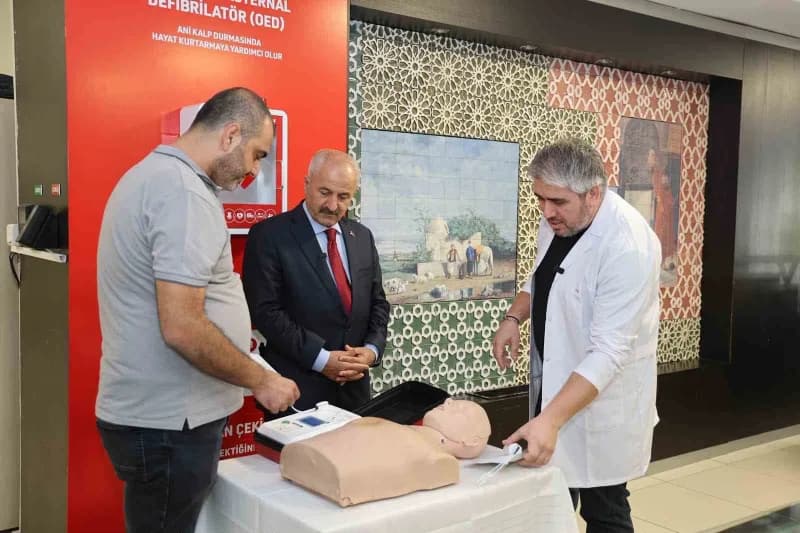 Gebze’de ani kalp durmalarında hayat kurtarabilecek yeni dönem başlıyor. Kentin yoğun noktalarına yerleştirilecek OED ci