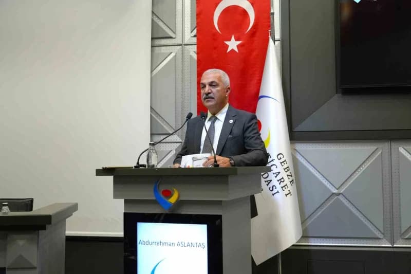 Gebze Ticaret Odası Başkanı Abdurrahman Aslantaş meclis toplantısında konuşma yaparken