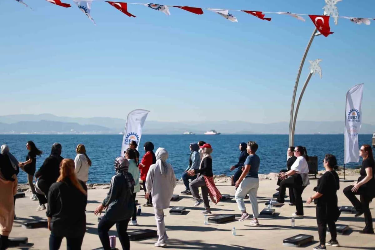 Gebze’de kadınlar, sahilde eğitmen eşliğinde step ve aerobik yaparak açık havada sporun tadını çıkardı.