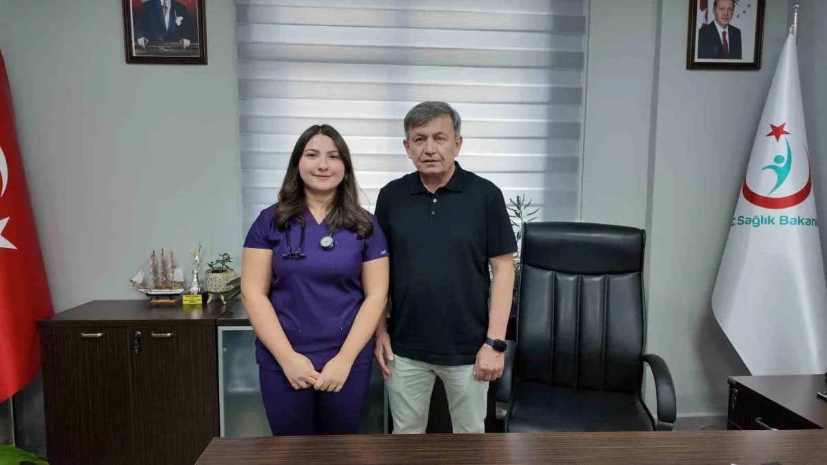 Dr. Beyza Buse Delice, Gediz Devlet Hastanesi Başhekimi Dr. Halil Haner'i makamında ziyaret etti.