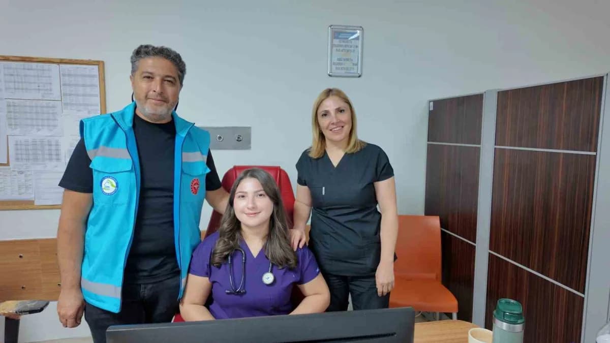 Gediz Devlet Hastanesinde görev yapan hemşire çift ve kızları Dr. Beyza Buse Delice birlikte poz veriyor
