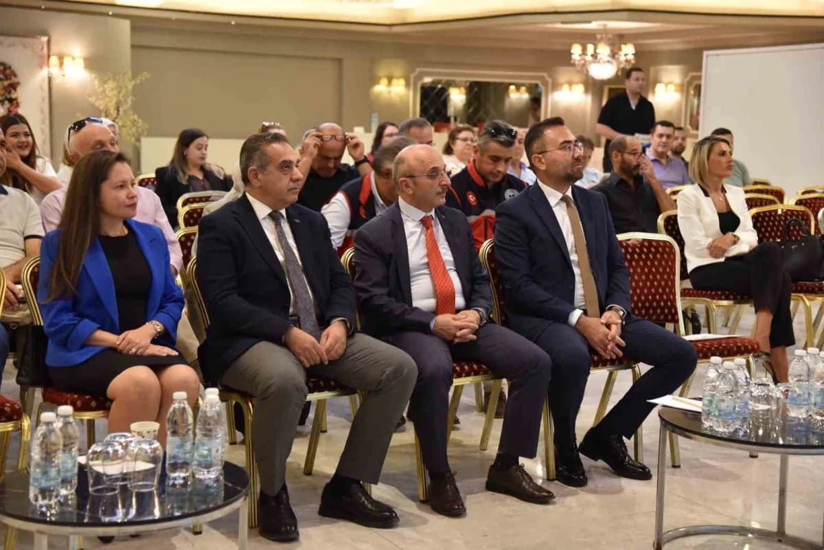 Aydın’da Güney Ege Kalkınma Ajansı tarafından düzenlenen İncir Çalıştayı katılımcıları ve konuşmacılar