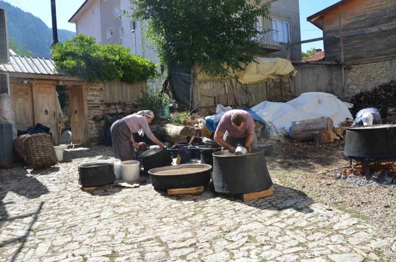 Antalya’nın İbradı ilçesinde asırlık bağlardan toplanan üzümler, yörede yaşayan kadınların ellerinde Geleneksel yöntemle