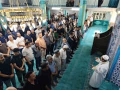 Hatay Reyhanlı'da Çarşı Camii önünde gıyabi cenaze namazı kılınan gemi kazasında kaybolan kardeşler için toplanan aile v