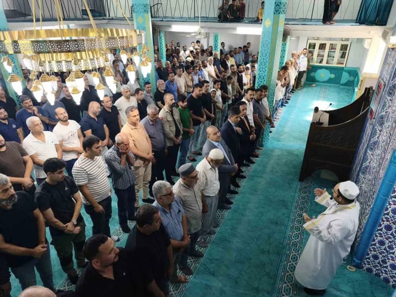 Hatay Reyhanlı'da Çarşı Camii önünde gıyabi cenaze namazı kılınan gemi kazasında kaybolan kardeşler için toplanan aile v