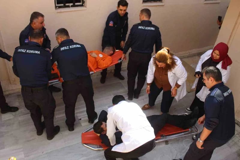 Gemlik Açık Ceza İnfaz Kurumu’nda olağanüstü hal tatbikatı sırasında itfaiye ve sağlık ekipleri müdahalede bulunuyor