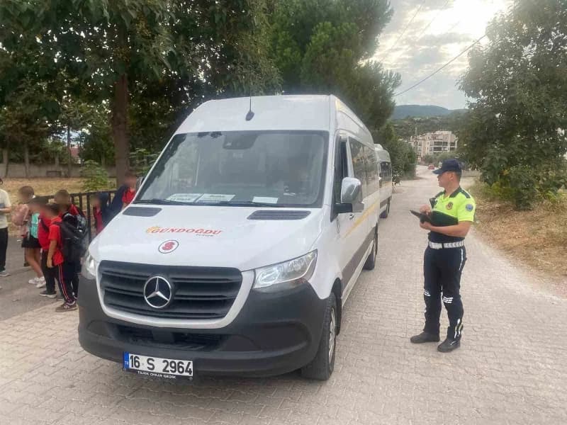 Bursa'nın Gemlik ilçesinde Jandarma Komutanlığı ekipleri, Jandarma sorumluluk alanında bulunan okullarda öğrencilerin gü