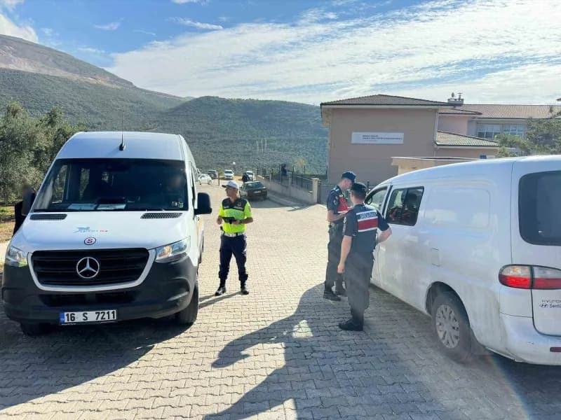 Bursa'nın Gemlik ilçesinde Jandarma Komutanlığı ekipleri, Jandarma sorumluluk alanında bulunan okullarda öğrencilerin gü
