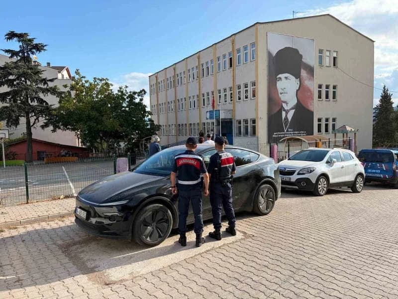 Bursa'nın Gemlik ilçesinde Jandarma Komutanlığı ekipleri, Jandarma sorumluluk alanında bulunan okullarda öğrencilerin gü