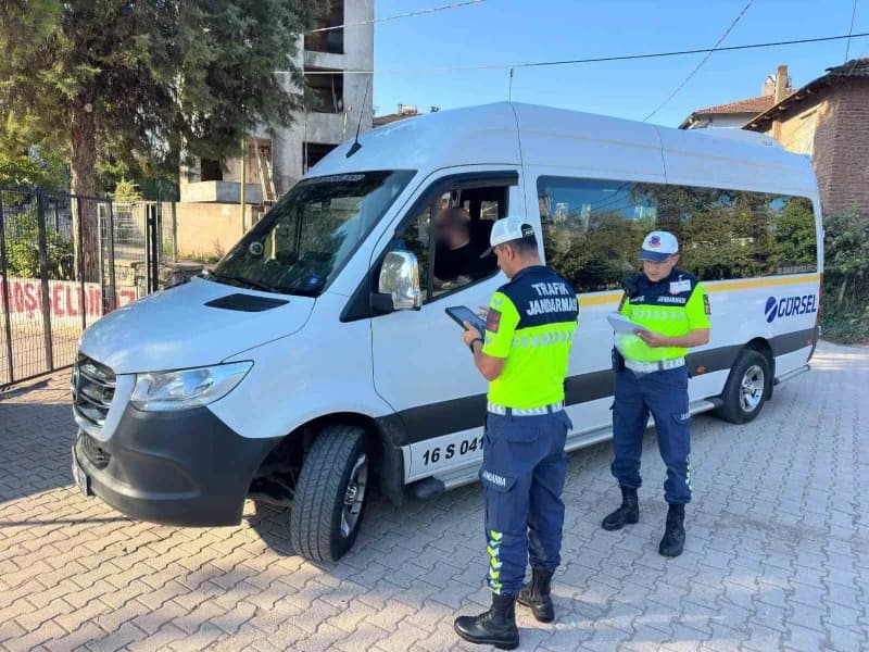 Bursa'nın Gemlik ilçesinde Jandarma Komutanlığı ekipleri, Jandarma sorumluluk alanında bulunan okullarda öğrencilerin gü