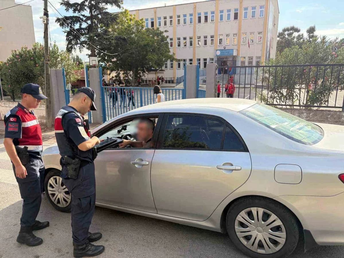 Bursa'nın Gemlik ilçesinde Jandarma Komutanlığı ekipleri, Jandarma sorumluluk alanında bulunan okullarda öğrencilerin gü